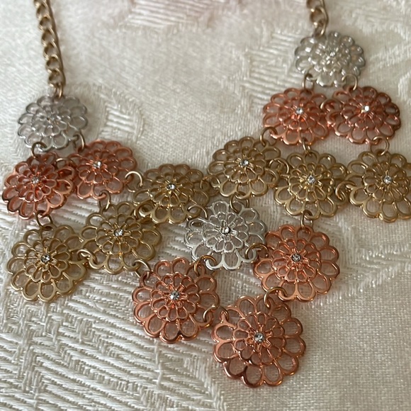 Floral Theme Delicate Necklace Fashion Jewelry - Picture 2 of 3